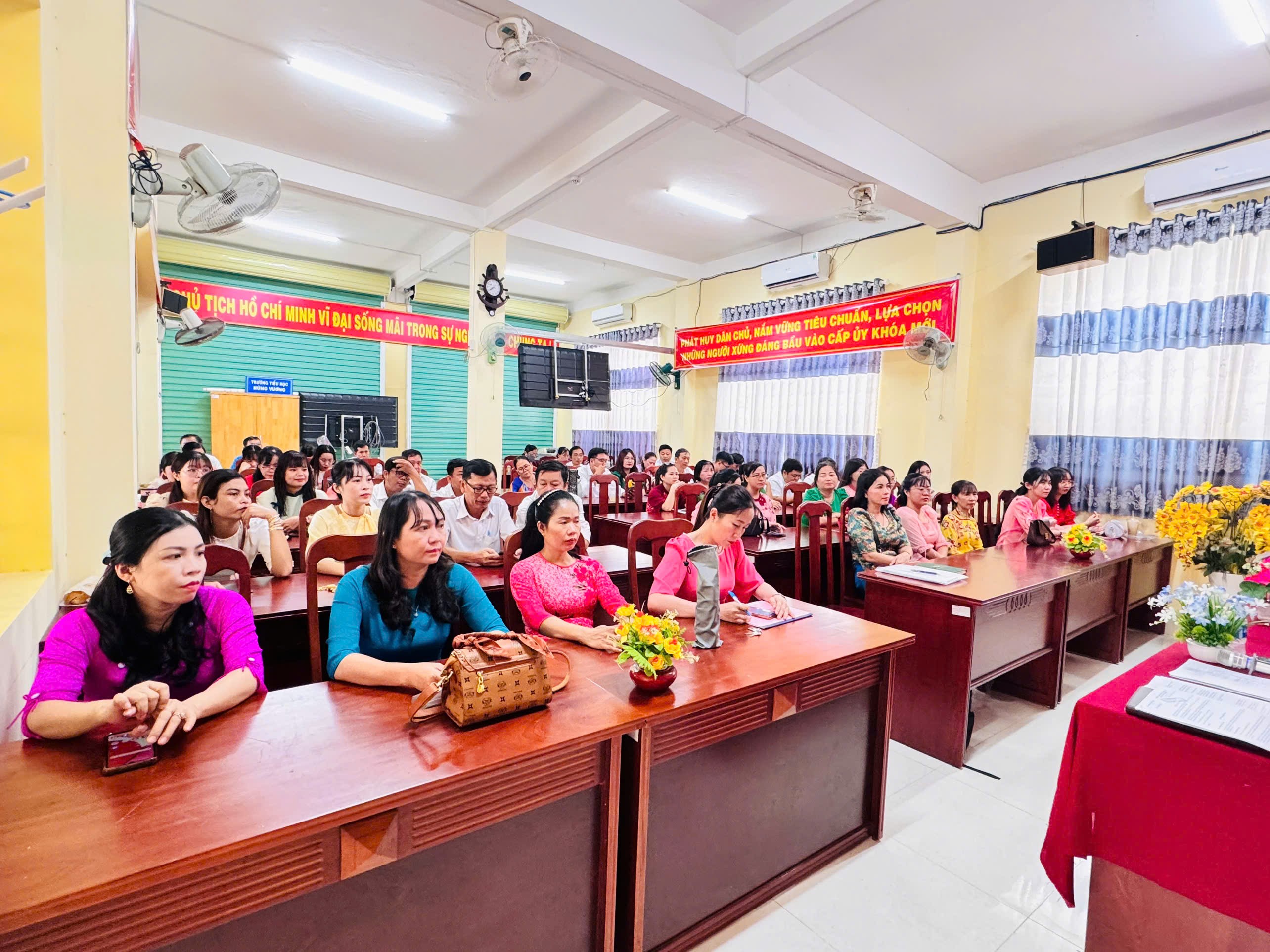 TRƯỜNG TIỂU HỌC HÙNG VƯƠNG TỔ CHỨC HỘI NGHỊ VIÊN C