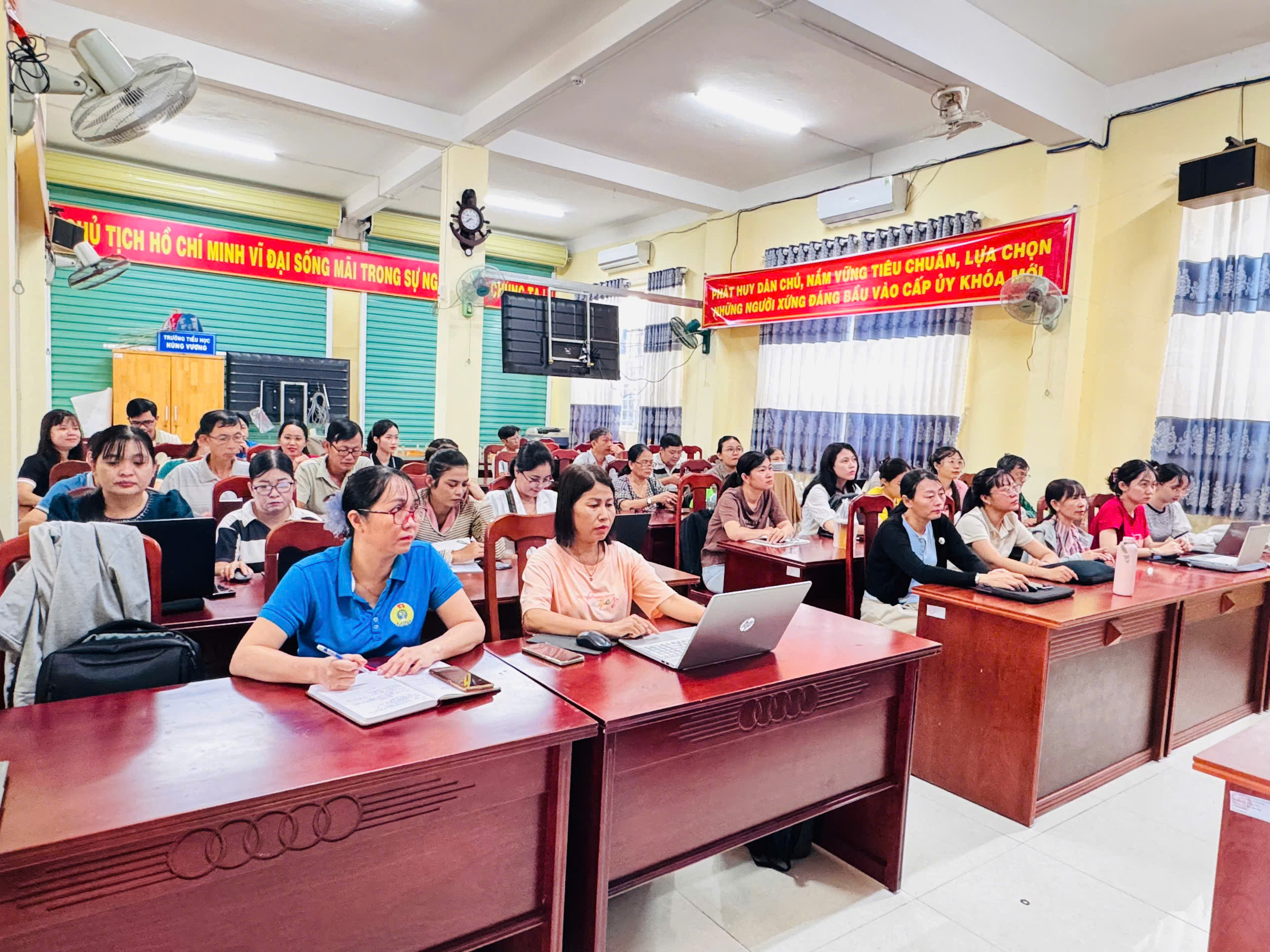 TẬP HUẤN “PHÁT TRIỂN NĂNG LỰC SỐ CHO HỌC SINH PHỔ 